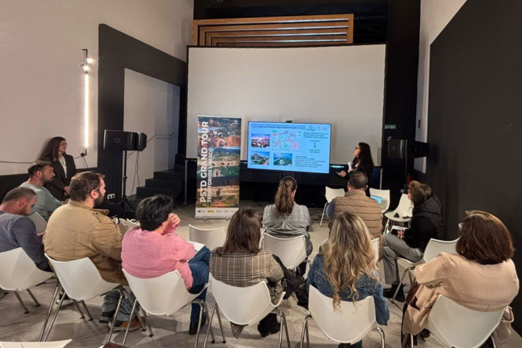 Un momento de la reunión con agentes del territorio