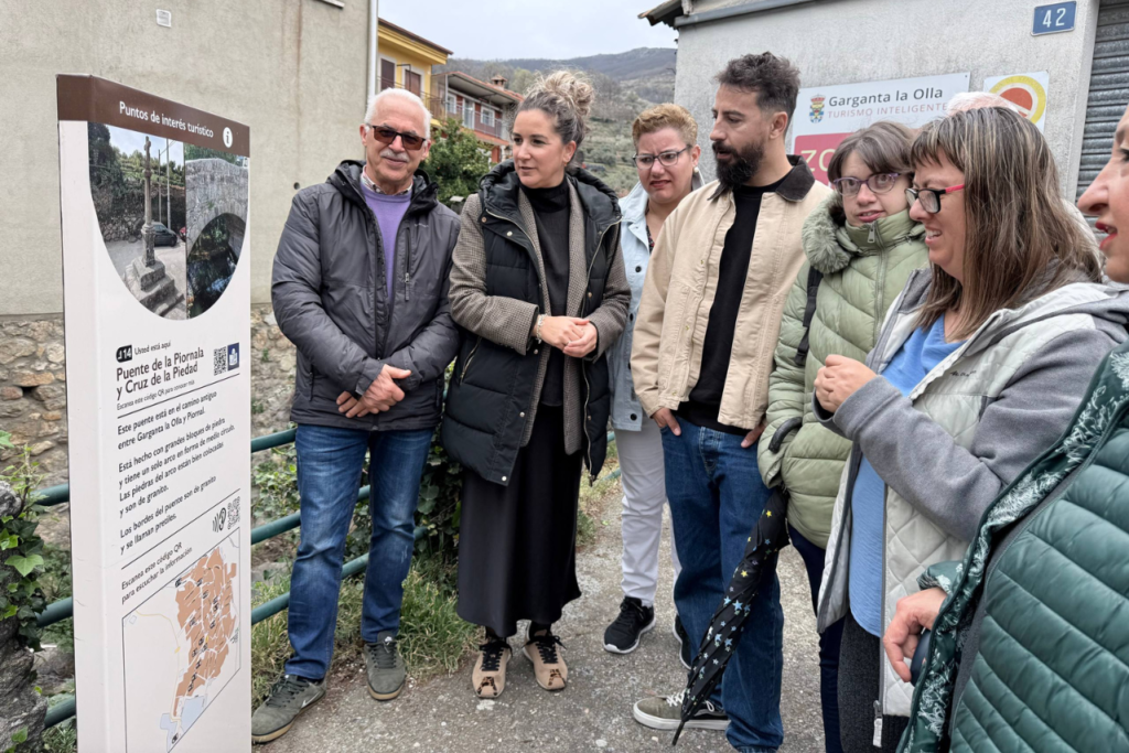 La diputada con el técnico, el alcalde de la localidad y usuarios de Plena Inclusión