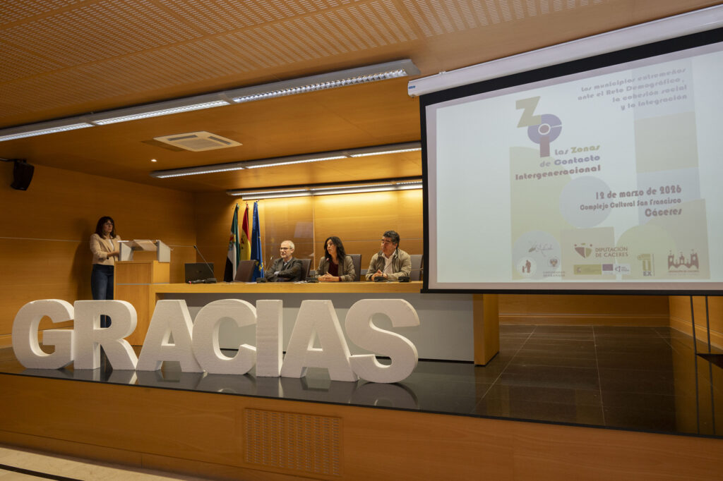La vicepresidenta con el presidente de ADICOVER y el profesor Ignacio Chato, en la apertura de la jornada
