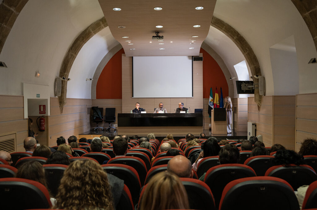 Vista de la sala con el presidente y asistentes