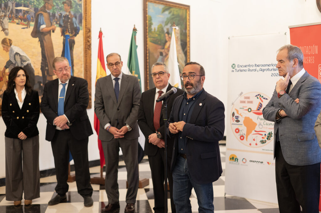 El presidente se dirige a los medios acompañado de la vicepresidenta Esther Gutiérrez, el representante de Iberoatur, el alcalde de Cáceres, el embajador cubano y el secretario general de Iberoamérica.