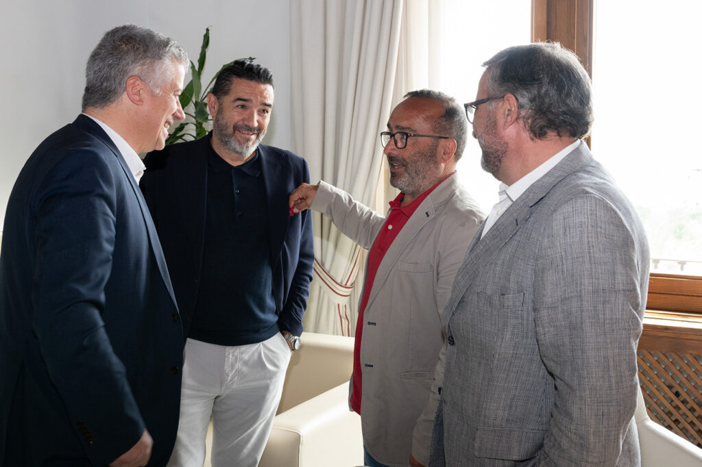 El presidente charla antes de la reunión con los representantes portugueses y con el director del Área de Presidencia, Fernando López