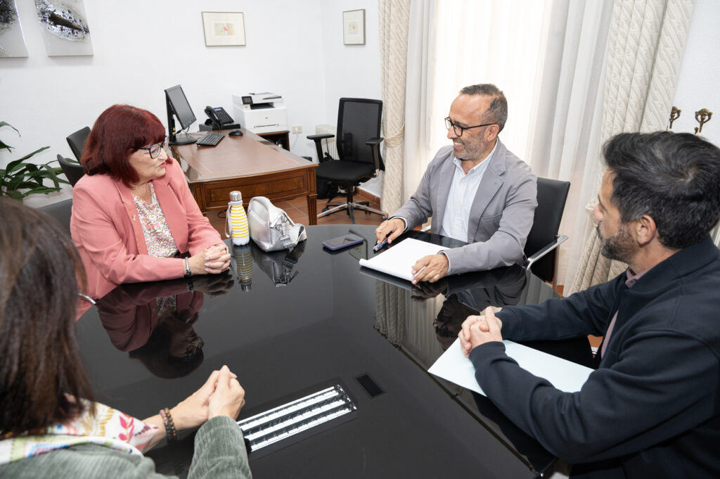 El presidente de la Diputación junto con miembros de Placeat