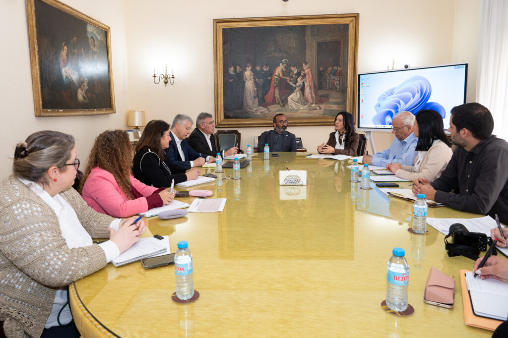 El presidente y la vicepresidenta primera de Diputación de Cáceres con técnicos y miembros de Serta