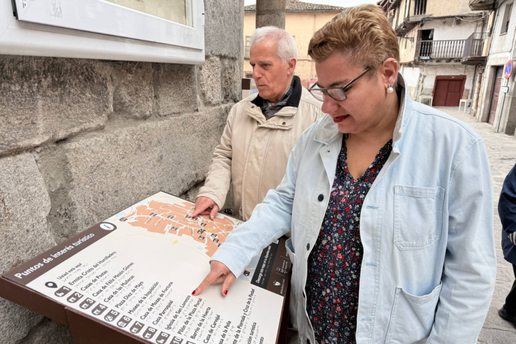 Dos personas hacen uso de un panel para la accesibilidad visual