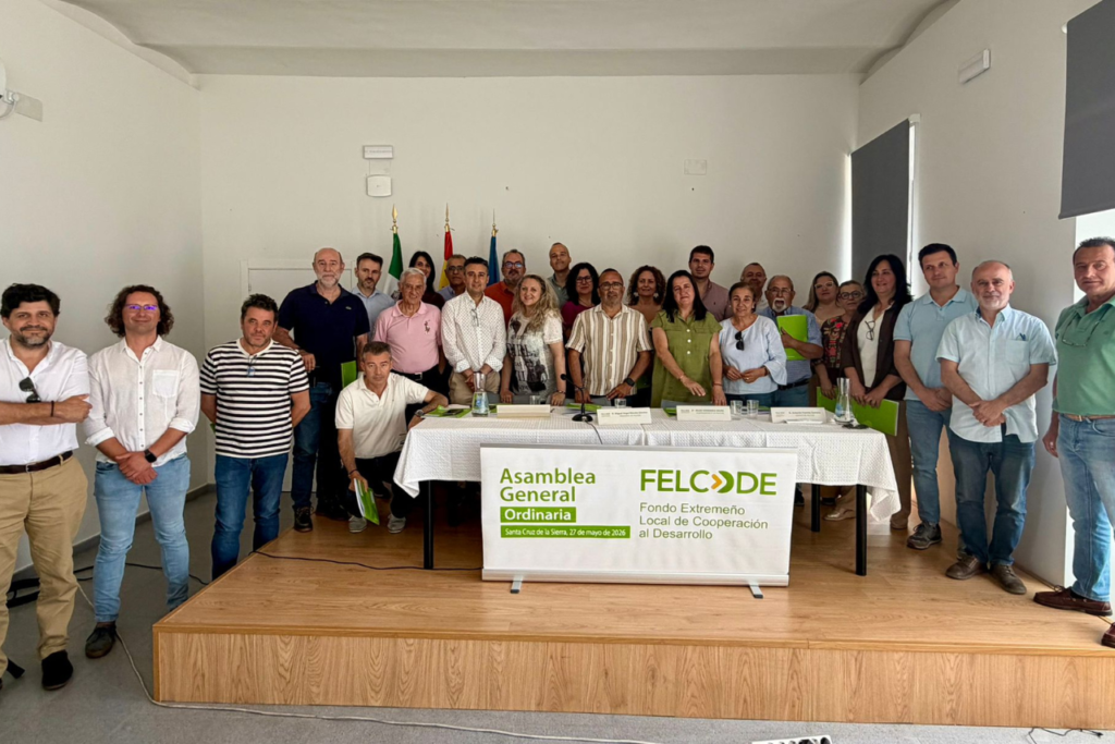 Foto de familia de los participantes en la Asamblea de FELCODE