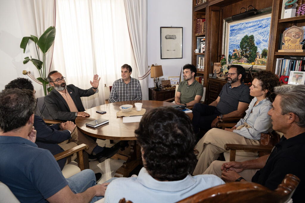 El presidente de la Diputación de Cáceres junto a el presidente del Comité de Empresa de la Central Nuclear de Almaraz, Borja Romero, y otras representantes del mismo