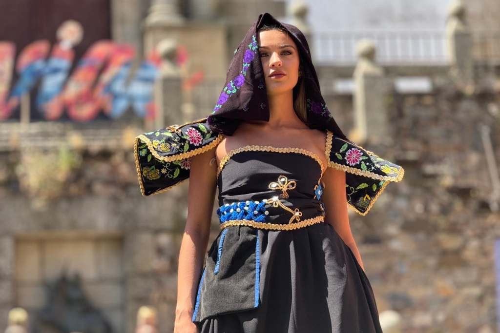Una de las modelos en el Pase de moda sostenible