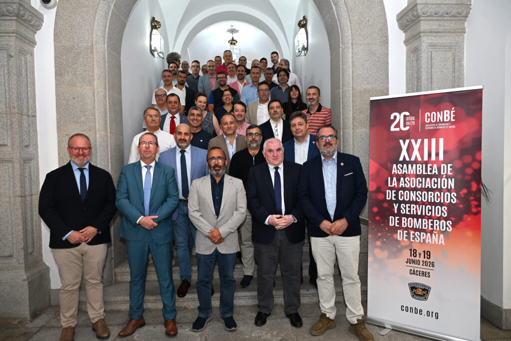 Foto de familia de la Asamblea de CONBÉ en la escalinata del Palacio Provincial