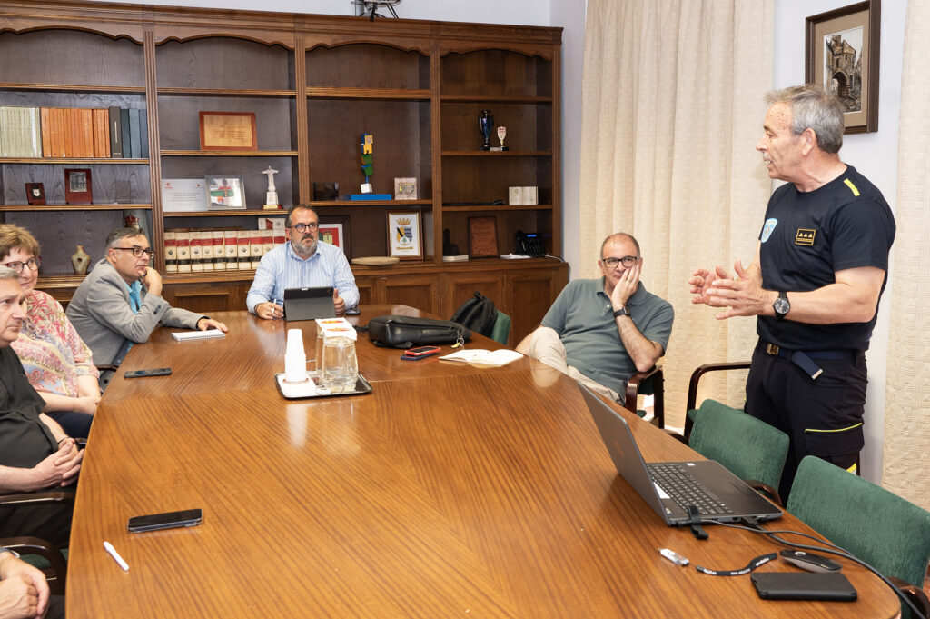 El diputado junto a miembros de la Diócesis