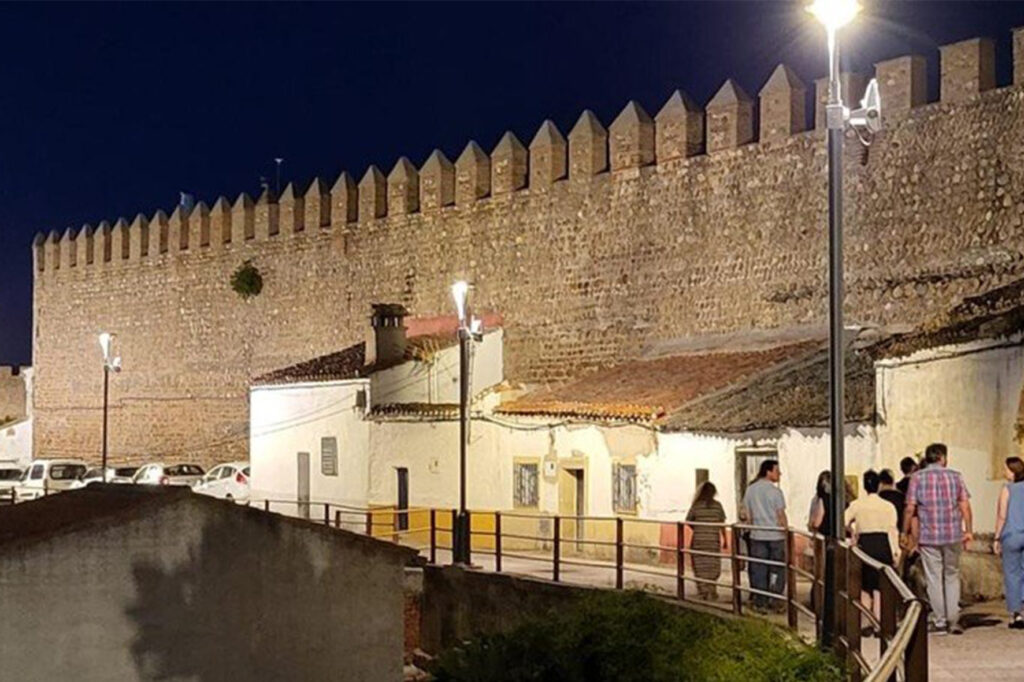 Vista de la muralla encendida