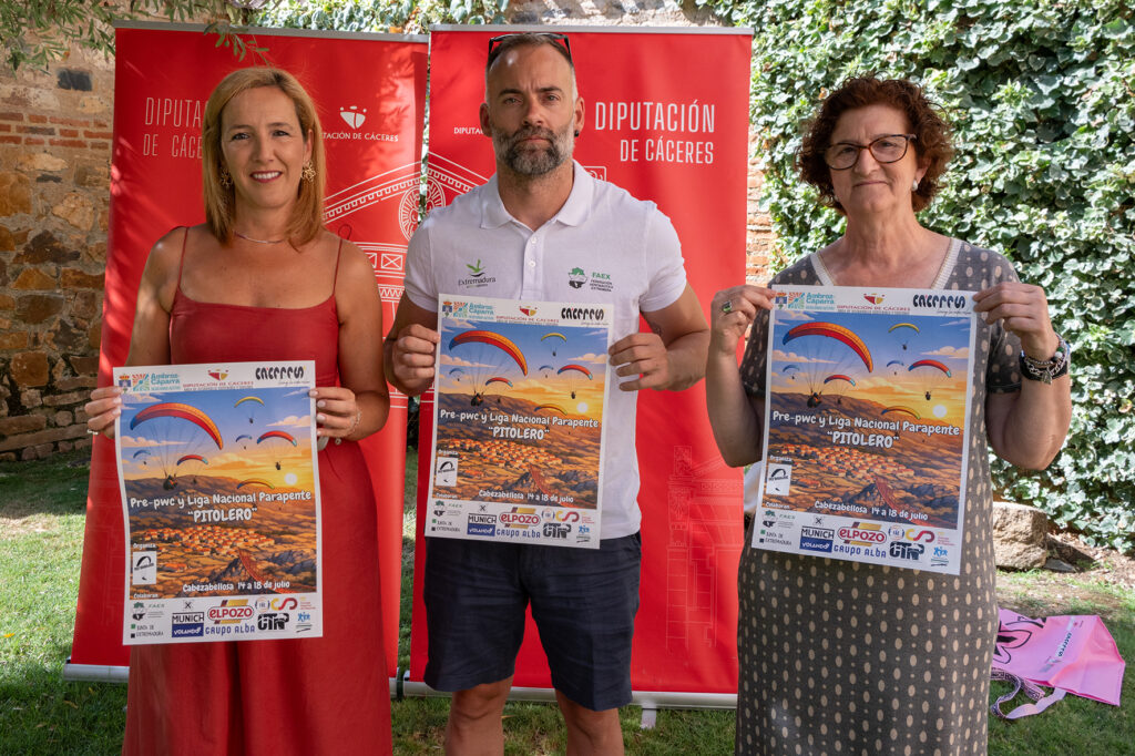 La diputada de Turismo, la alcaldesa de Cabezabellosa y el presidente del Club Fly Badajoz