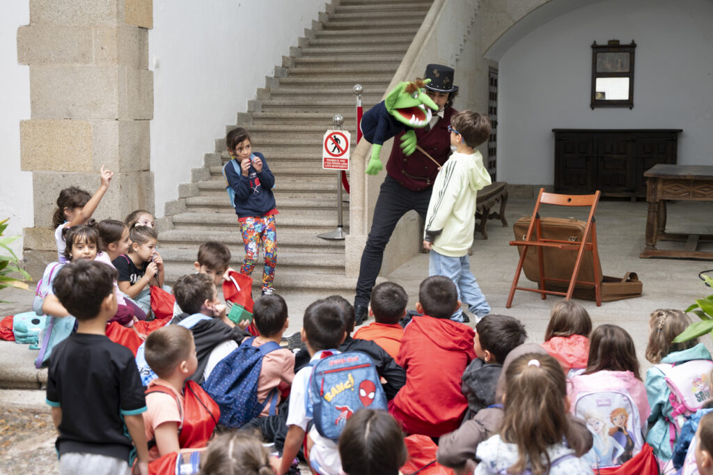 Los niños con el cuentacuentos