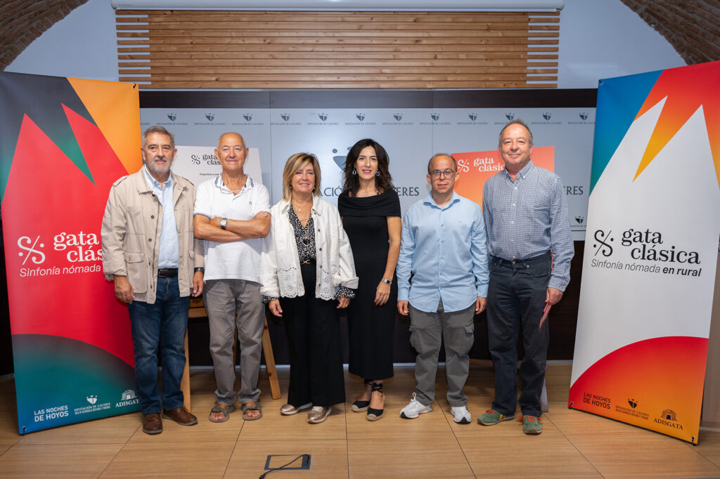 Foto de familia, la vicepresidenta con los representantes de Gata Clásica y el alcalde de Perales