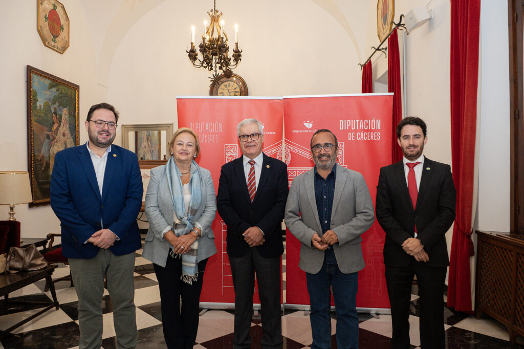 El presidente de la Diputación provincial, junto con el rector de la UEx, la vicerrectora de de Extensión Universitaria y su adjunto, y el presidente del consejo de Políticas Públicas